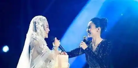 原创风波过后辛巴和妻子吃炸鸡秀恩爱女徒弟们现身三亚蹦迪嗨翻天