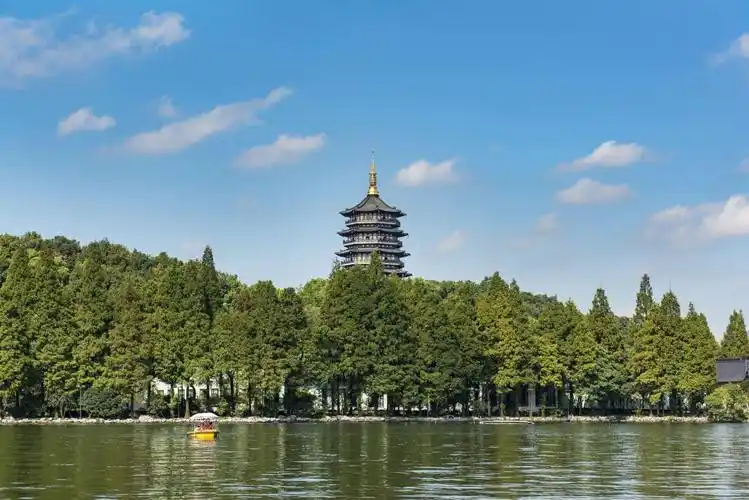 雷峰塔:是杭州市西湖著名景点之一,吸引众多游客前往