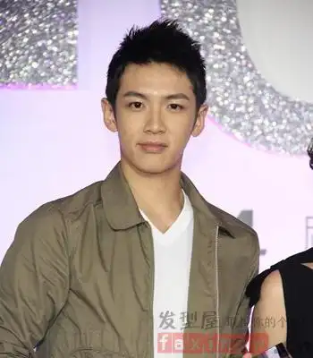 显得非常的时尚,头发整体向上微翘,无刘海,突显了柯震东白皙的脸型