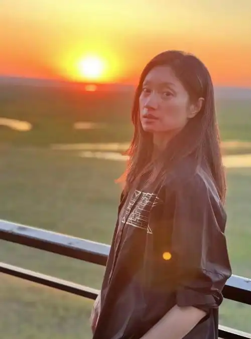 朱亚文老婆晒游玩照,穿着随意发质干枯像稻草,一点不爱打扮自己-腾讯