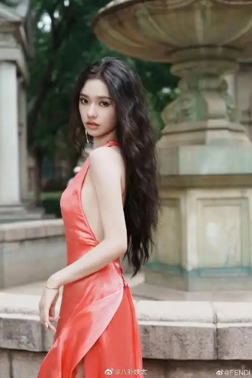 林允身材比例##林允橘红色露背长裙
