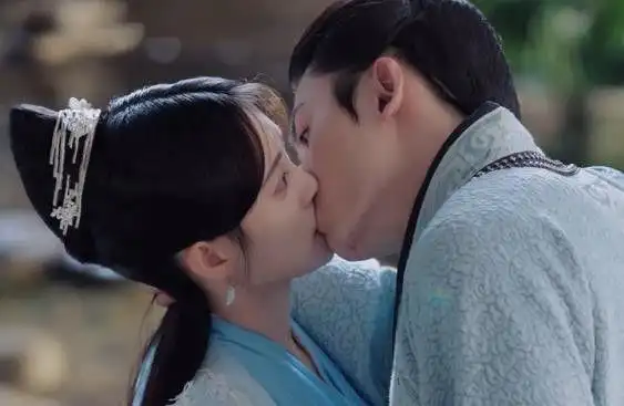 鞠婧祎的四个甜蜜接吻画面前三个都是闭着眼睛唯独第四个睁眼