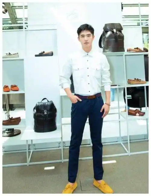 原创刘昊然是得罪造型师了用长裤来搭牛皮豆豆鞋怪怪的