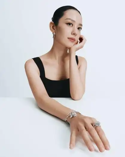 杨采钰最新迪奥大片释出佩戴新款larose珠宝