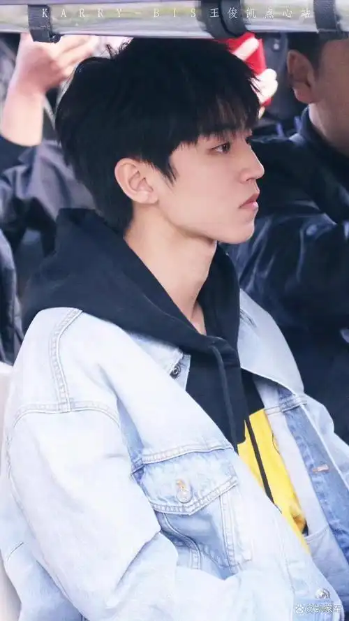 考古到王俊凯有一天的繁忙的行程,一天三套造型,辗转各地进行拍摄