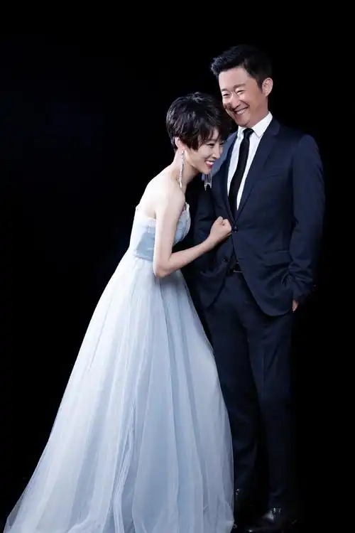 吴京夫妇罕见合体36岁谢楠穿薄纱裙好仙两人差9岁甜蜜如热恋