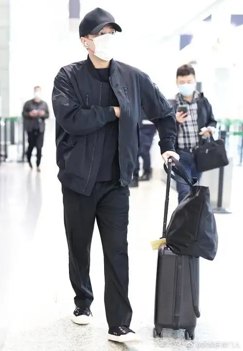 刘恺威最新机场私服分享.