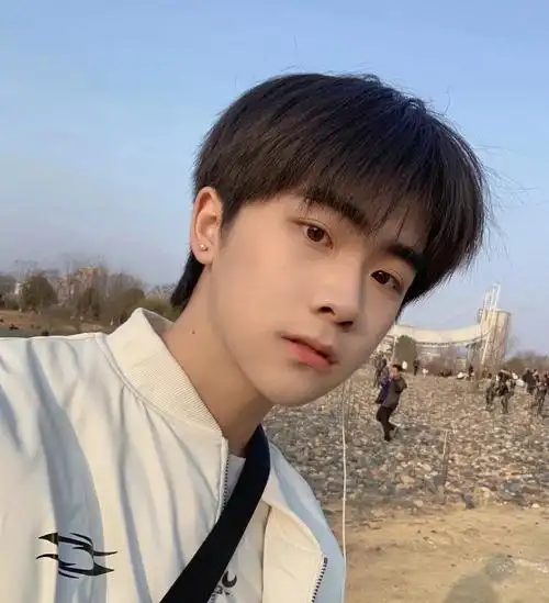 一款简单易打理的清爽碎盖发型!