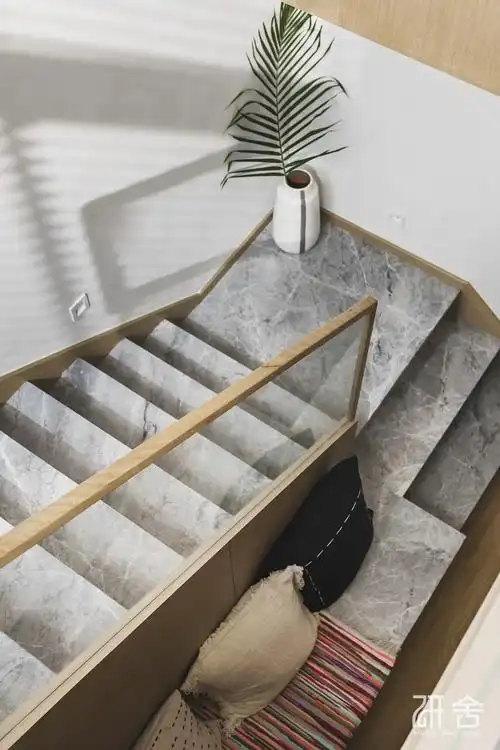 楼梯转角变身阅读空间,以水润木,五口之家的恣意生活