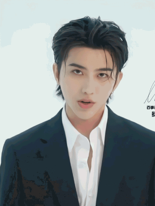 蔡徐坤黑美甲##蔡徐坤黑白光影照