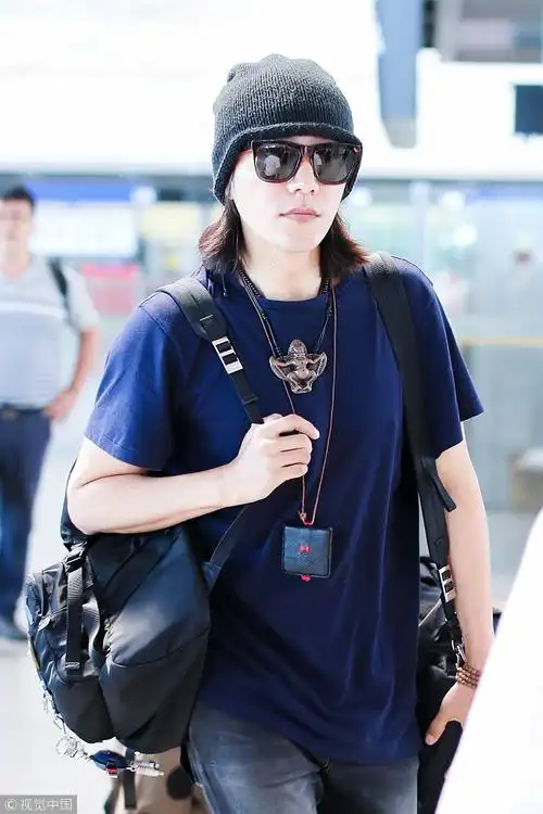 长腿走路带风 !陈坤背超大包面对镜头微笑