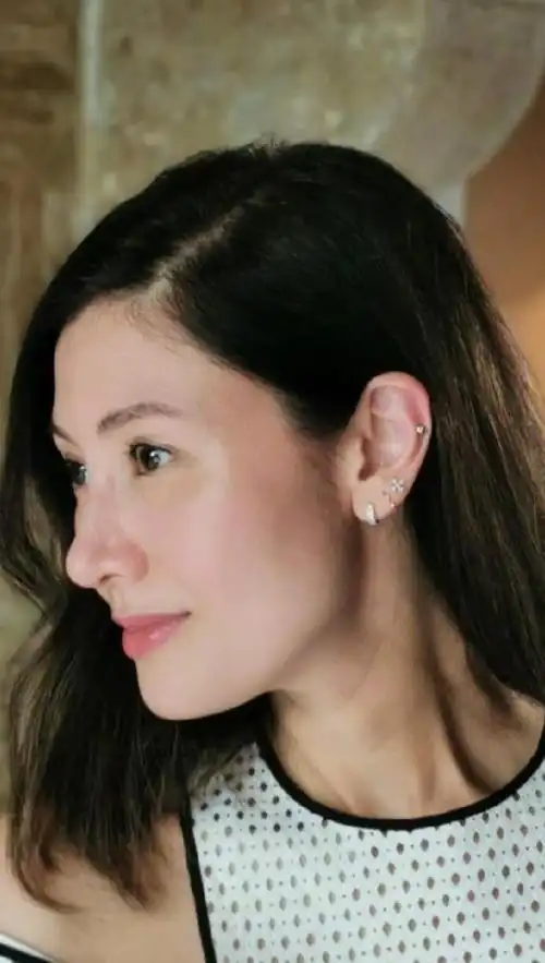 李嘉欣晒出一张侧颜自拍,镜头拉的比较近的时候,越是能看出来这位辣妈