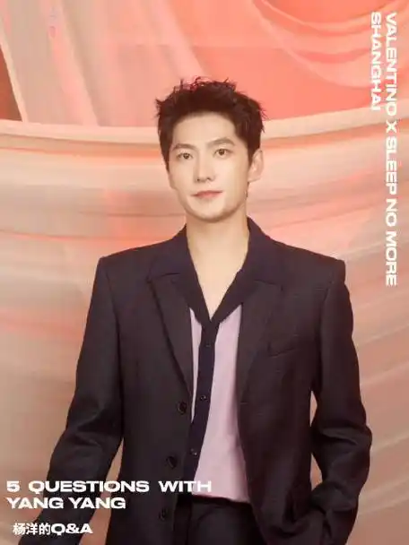 【#vogue 在现场#on air】"开心,享受,大胆"这是@杨洋对valentino