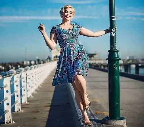 女孩努力健身多年,体重达到90kg的她,被网友称为爱健身的梦露