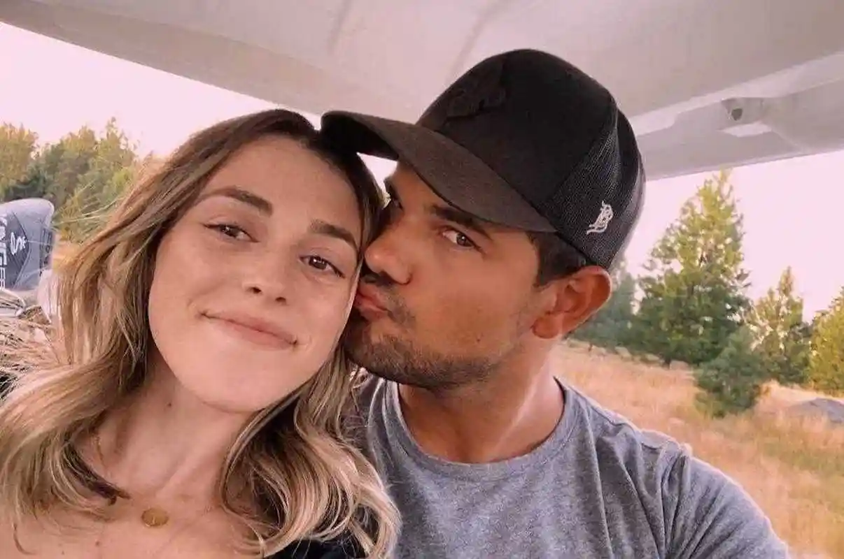 泰勒·洛特纳 (taylor lautner) 与长期女友 tay dome 订婚  月  日