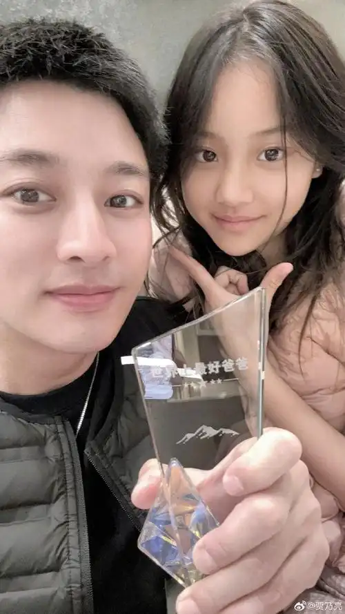 贾乃亮40岁生日晒照称收到甜馨送世界上最好爸爸奖杯这是我拿到过最