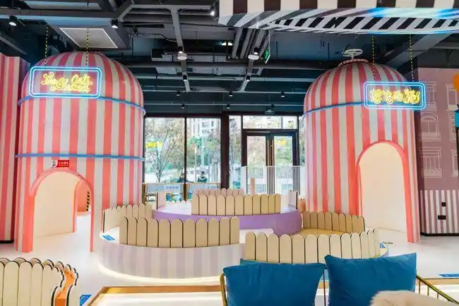 一楼由摩天轮,南瓜马车   粉色城堡等元素打造成的猫咪互动区