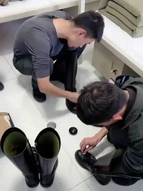 有人愿意免费帮他们擦靴子吗?