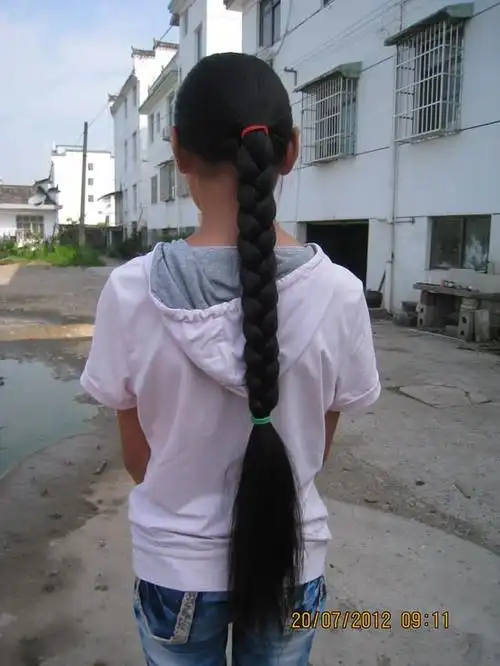 初中女生的粗长辫 - [中国长发网]