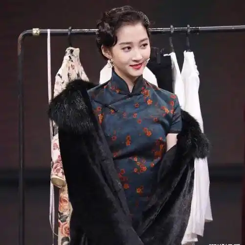 当杨颖穿旗袍遇上了关晓彤,两人同框对比太明显,大长腿令人羡慕_身材