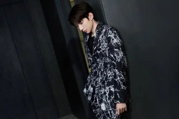 王源帅气雅致西装写真图片