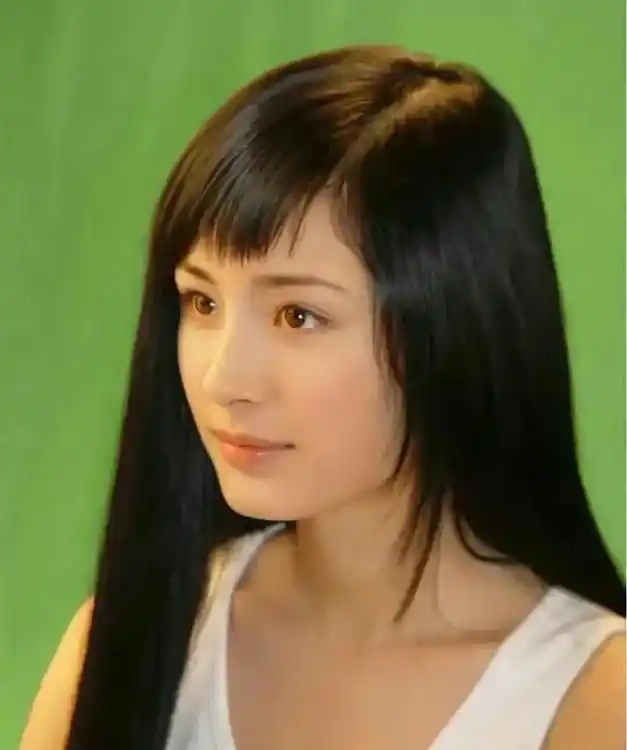 杨幂中学旧照被同学曝光23年前就是小方脸整没整容一目了然