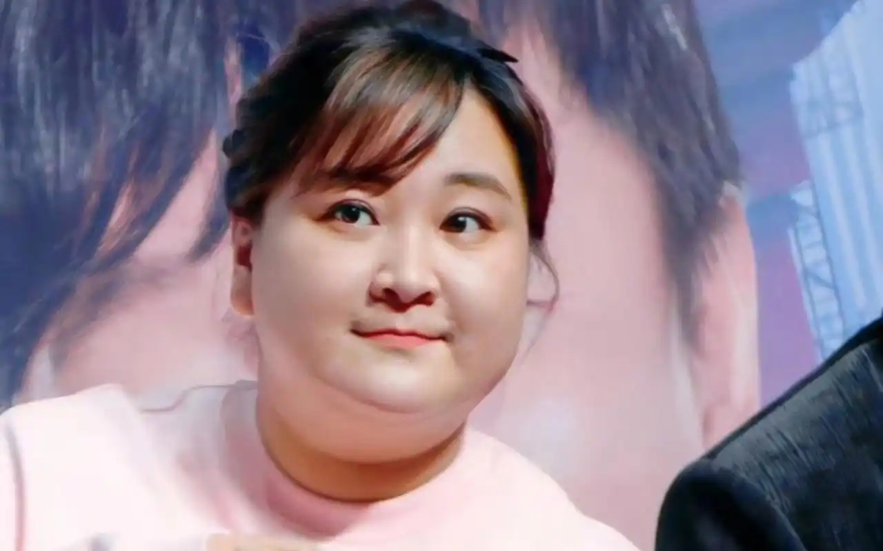 贾玲的新电影剧组今天也去参加了渣浪的微博之夜,但她本人没去,是雷佳