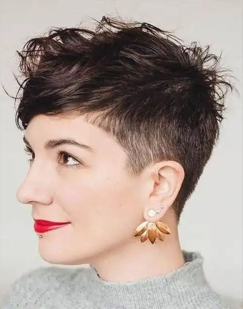 既有着男性短发的帅气洒脱,又不失女性的柔美优雅