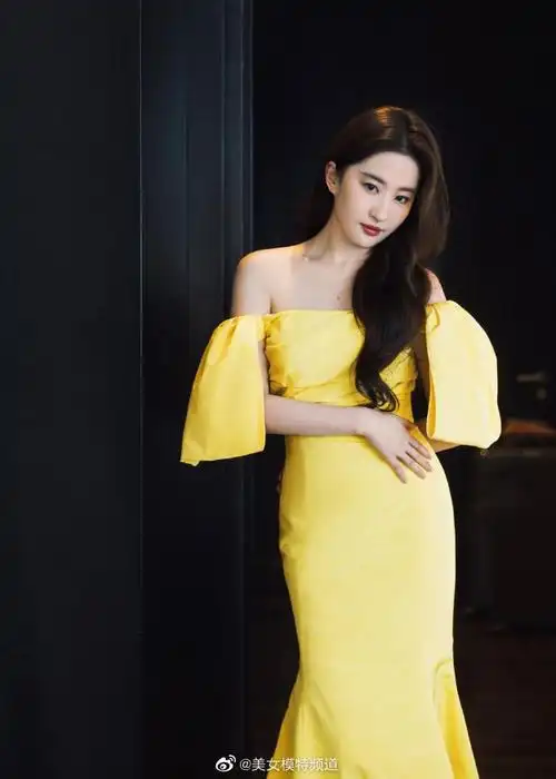 刘亦菲最新造型写真释出穿深v条纹裙搭卷发优雅大方