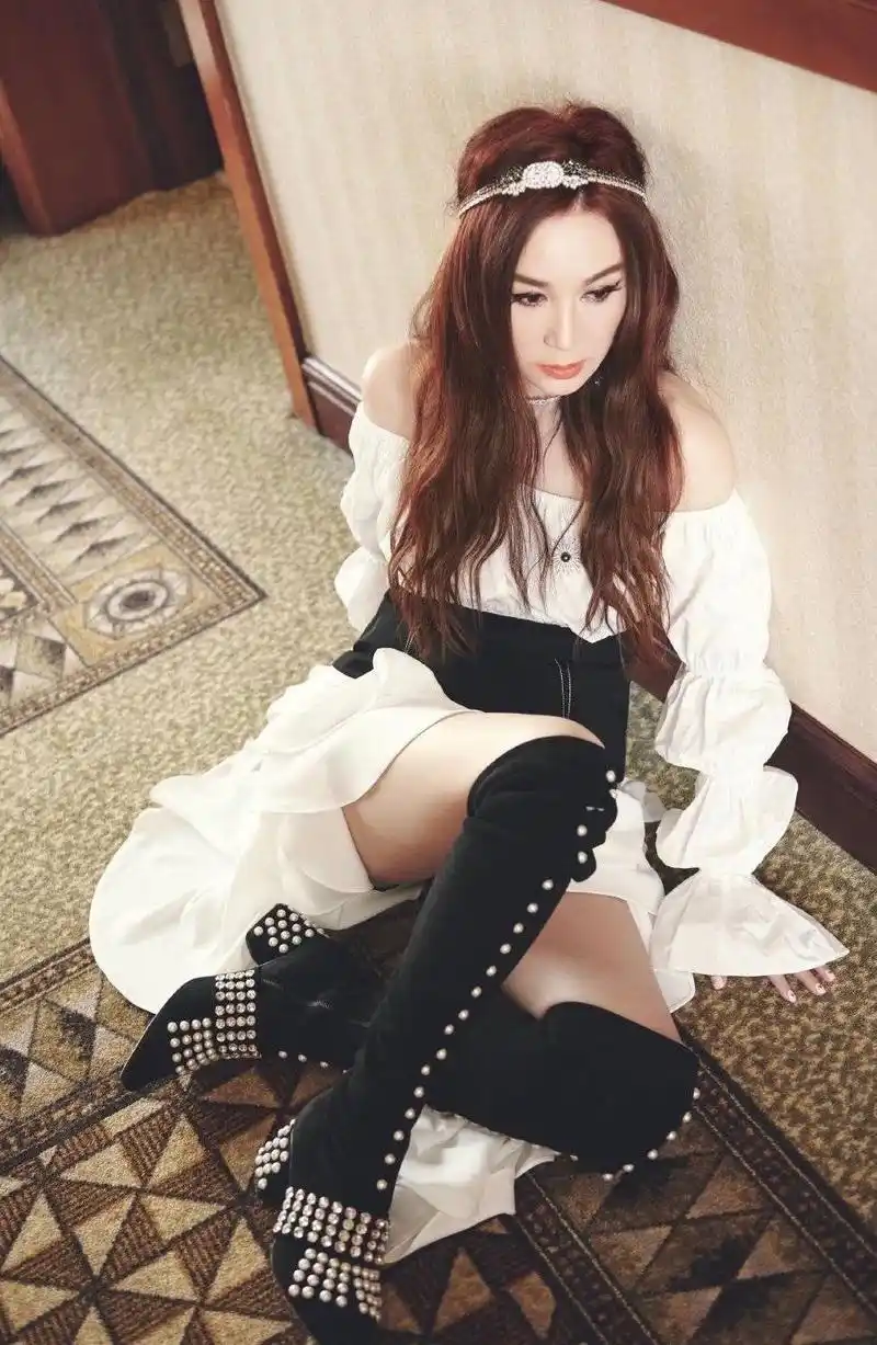 温碧霞53岁又怎样?穿一袭珊瑚橘色吊带裙妩媚温柔,活成少女模样