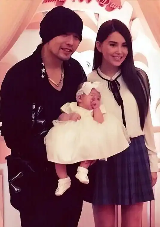 只中专学历的昆凌,让一代天王为她变得"小鸟依人",她有何魅力?