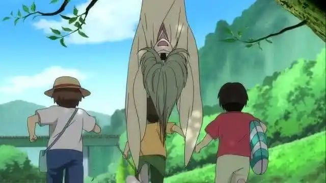 夏目友人帐:妖怪挂在树上吓小朋友,结果小朋友看不见他