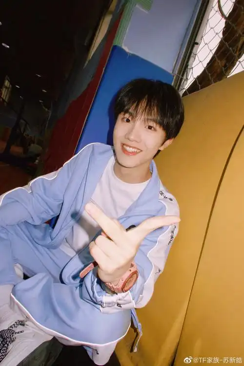 苏新皓背带裤随拍