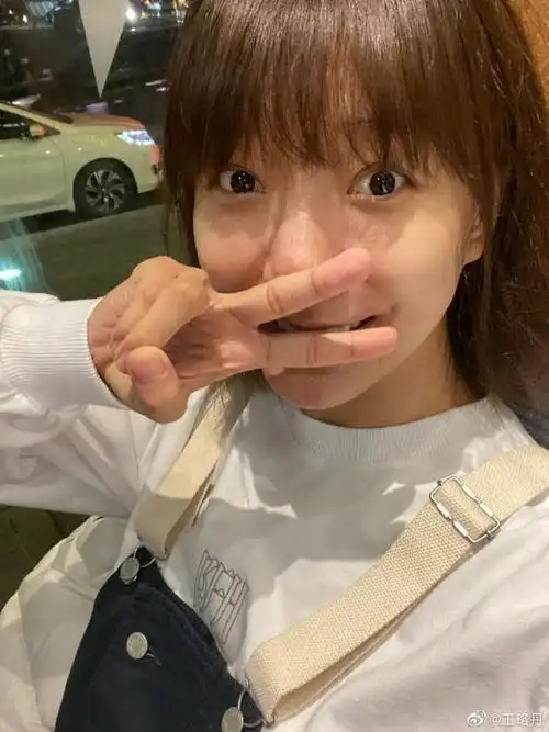 王珞丹剪刘海自侃前"攻"尽弃 穿背带裤活力十足