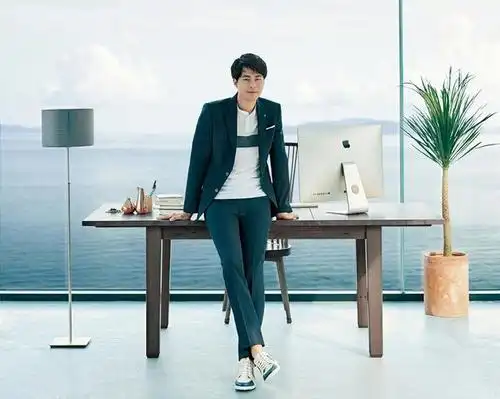 赵寅成拍时尚写真型男魅力 大长腿惹人羡