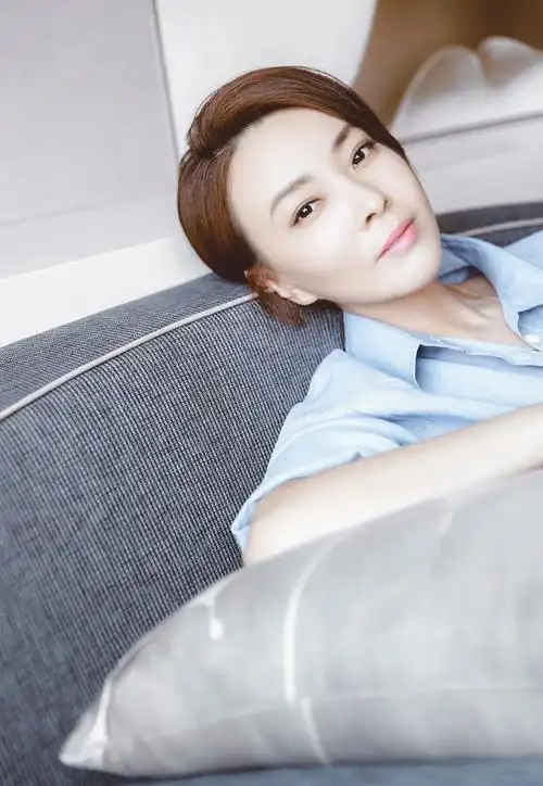 刘威葳图片刘威葳慵懒居家写真图片