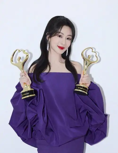 当杨紫与一群顶级大佬站在一起时,我才明白赵丽颖的那句话