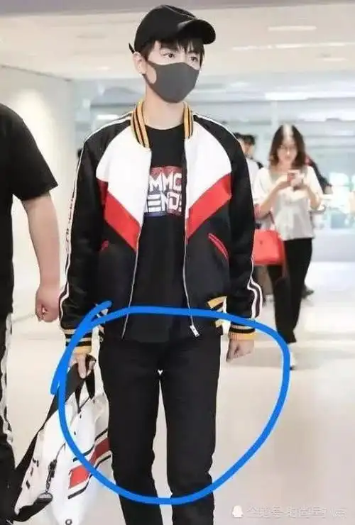 易烊千玺的裤裆火了,网友:就连裤裆都在秀恩爱,活该我单身啊!