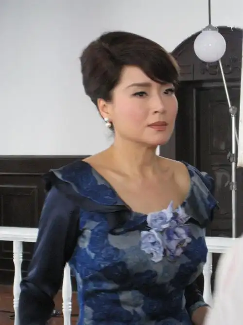 p>恬妞,原名朱凯莉,祖籍苏州,1958年1月23日生于台湾省,中国香港女