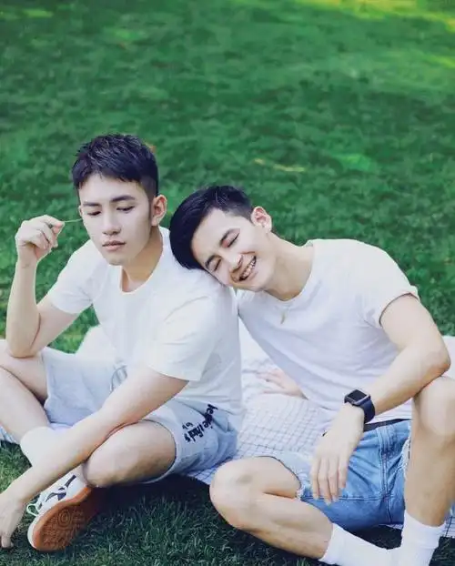 相恋三年发现男友手机里都是男男的片子