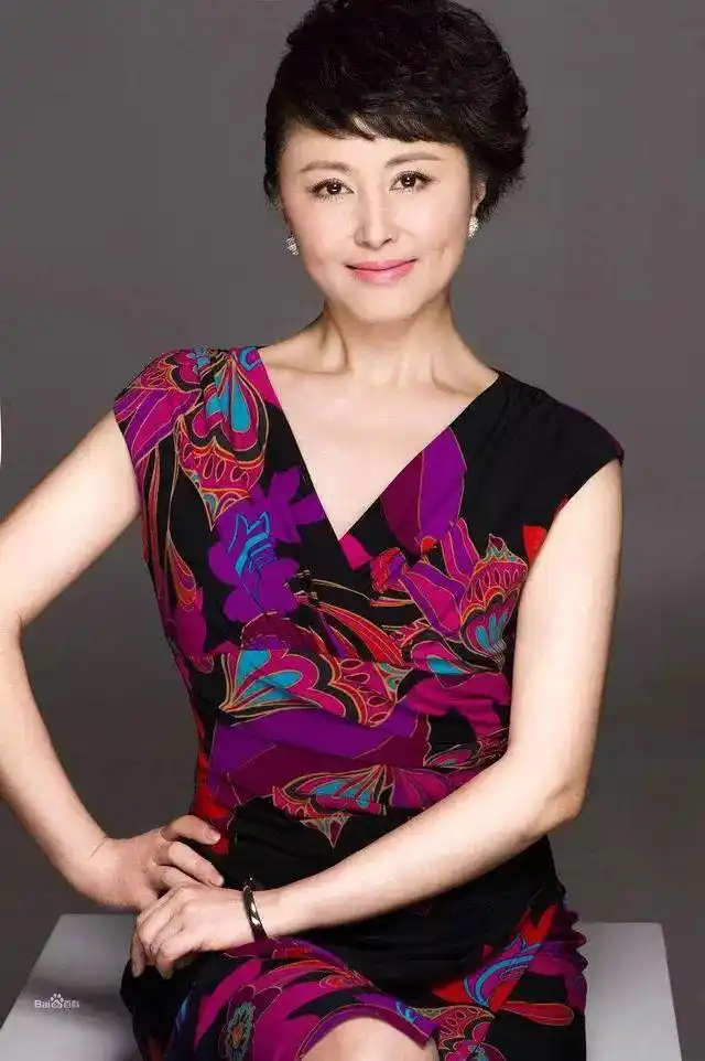 中扮演胡歌的妈妈裘丽娜,在《姐妹兄弟》中扮演李小冉的妈妈周丽萍,在