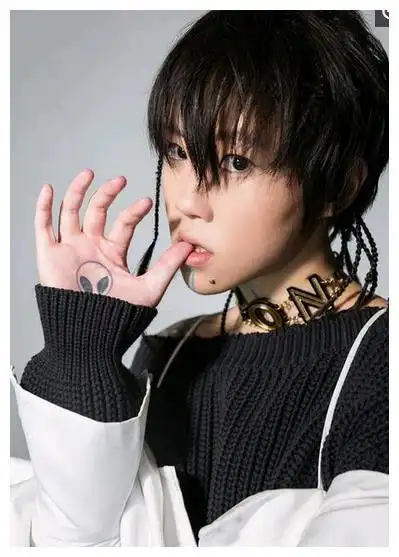 王菲大女儿窦靖童首次拍封面,一线天纹身再起争议,被网友狂喷