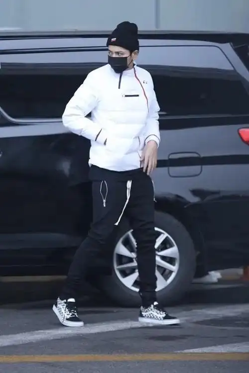 吴亦凡帅气街拍,运动裤 vans,造型潮流范十足