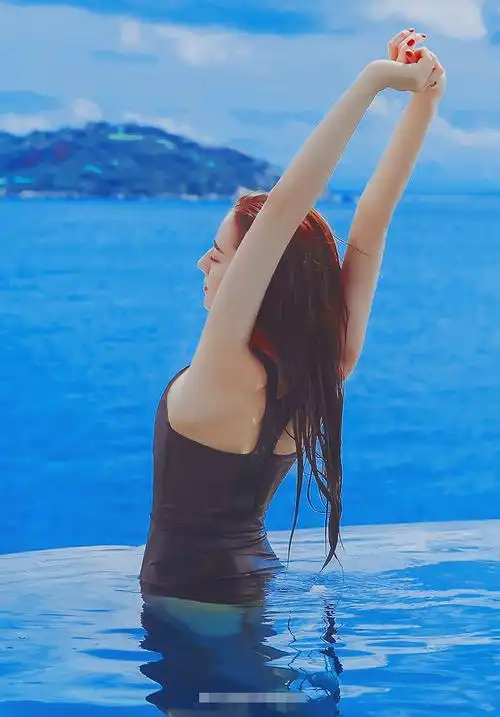 迪丽热巴"出浴图"被疯传,当她浑身被打湿后,出水芙蓉惊艳全网