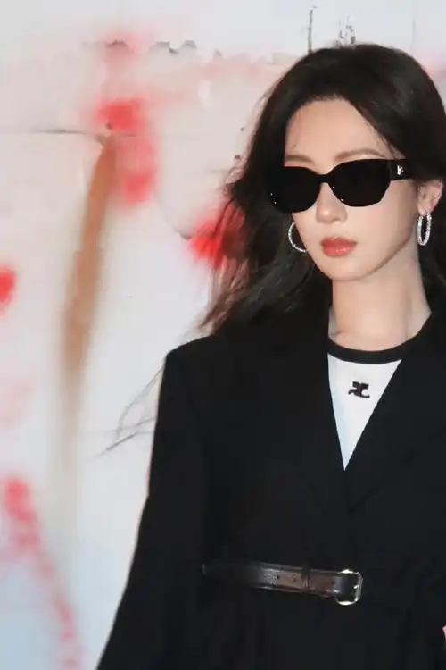 小94 更新@杨紫  『andy酷酷滴』  coooooool girl～今天口号 嘶哈