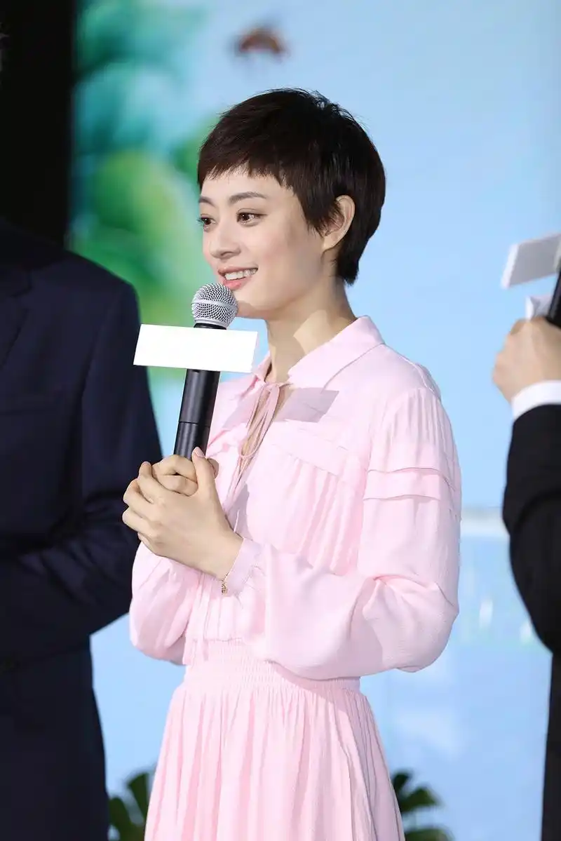 孙俪悉尼亮相活动 粉裙短发精致甜美