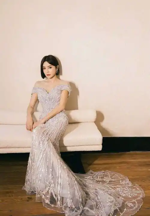 秦岚穿银色珠光礼服 气质出众美艳不可方物_照片_风格_作品
