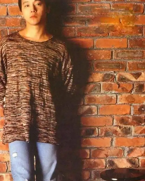 49岁窦唯游览圆明园造型依旧不羁毛糙的发型发白的胡须