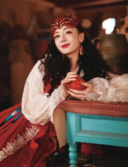 迪丽热巴春晚造型一袭艾德莱斯舞裙应景的雪明艳的红