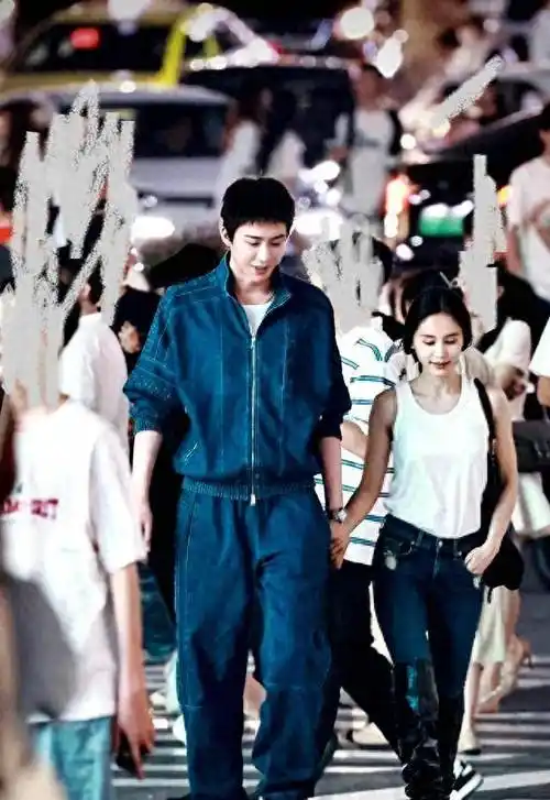 巨星恋情曝光!刘宇宁和王子文牵手秀恩爱,30厘米身高差太萌了